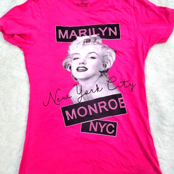 Marilyn Monroe Tops - Marilyn Monroe pink tee